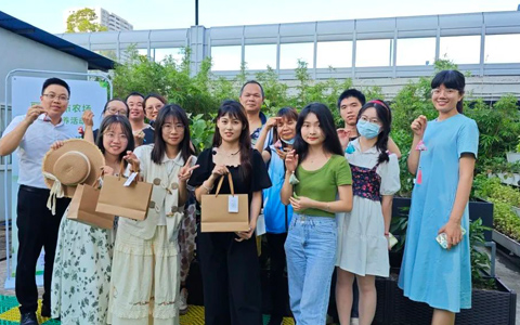 AG8亚洲国际游戏集团都会农场端午运动！采香草、做香囊，“粽”头戏就在这里